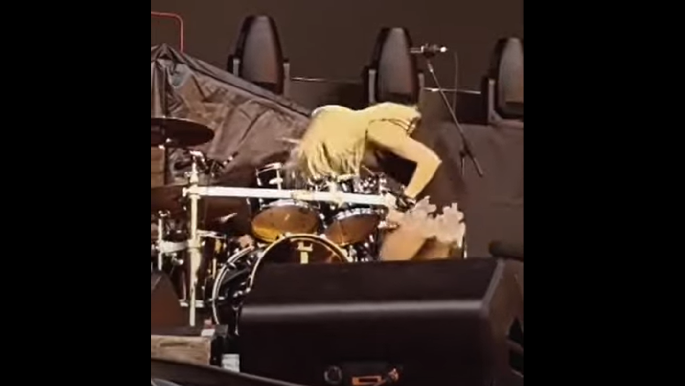 Νυχτερίδα δάγκωσε on stage γνωστή τραγουδίστρια