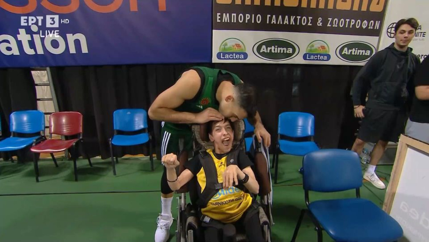 Η τρυφερή στιγμή του Σλούκα με τον φίλο του Άρη, Γιάννη!