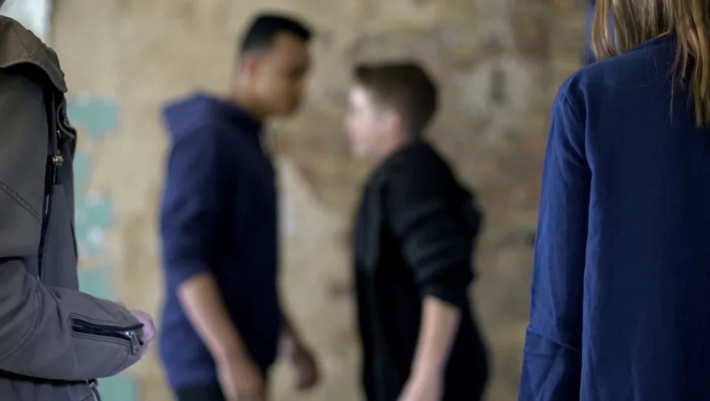 Βία ανηλίκων: Που οφείλεται και πως μπορούμε να την περιορίσουμε (vid)