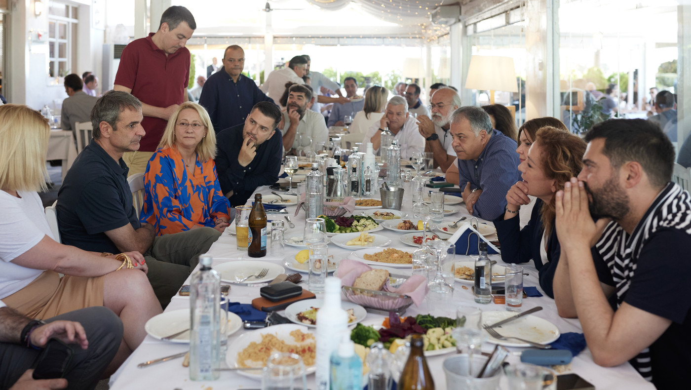 Μητσοτάκης: Τι (δεν) αποκάλυψε  στο γεύμα με τους δημοσιογράφους