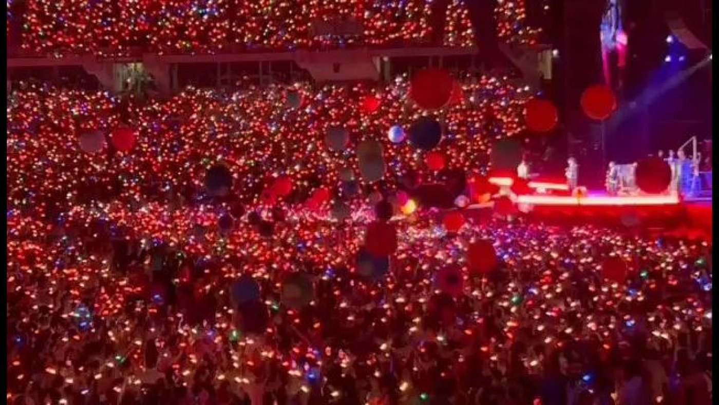 Coldplay: Ξεκίνησε η συναυλία-Πανδαιμόνιο στο ΟΑΚΑ (vids)