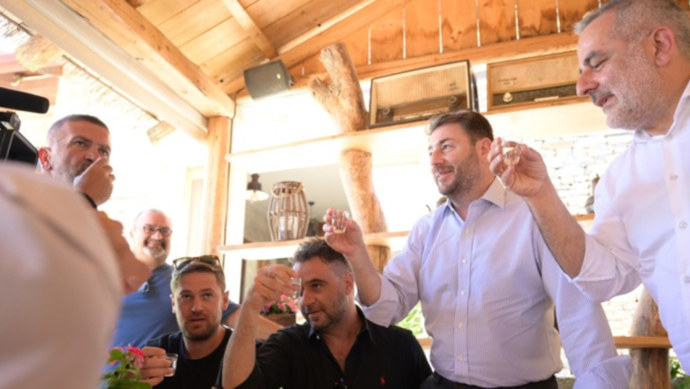 Νίκος Ανδρουλάκης: Αποφόρτιση με... ρακές στο Λασίθι μία ημέρα πριν τις Ευρωεκλογές