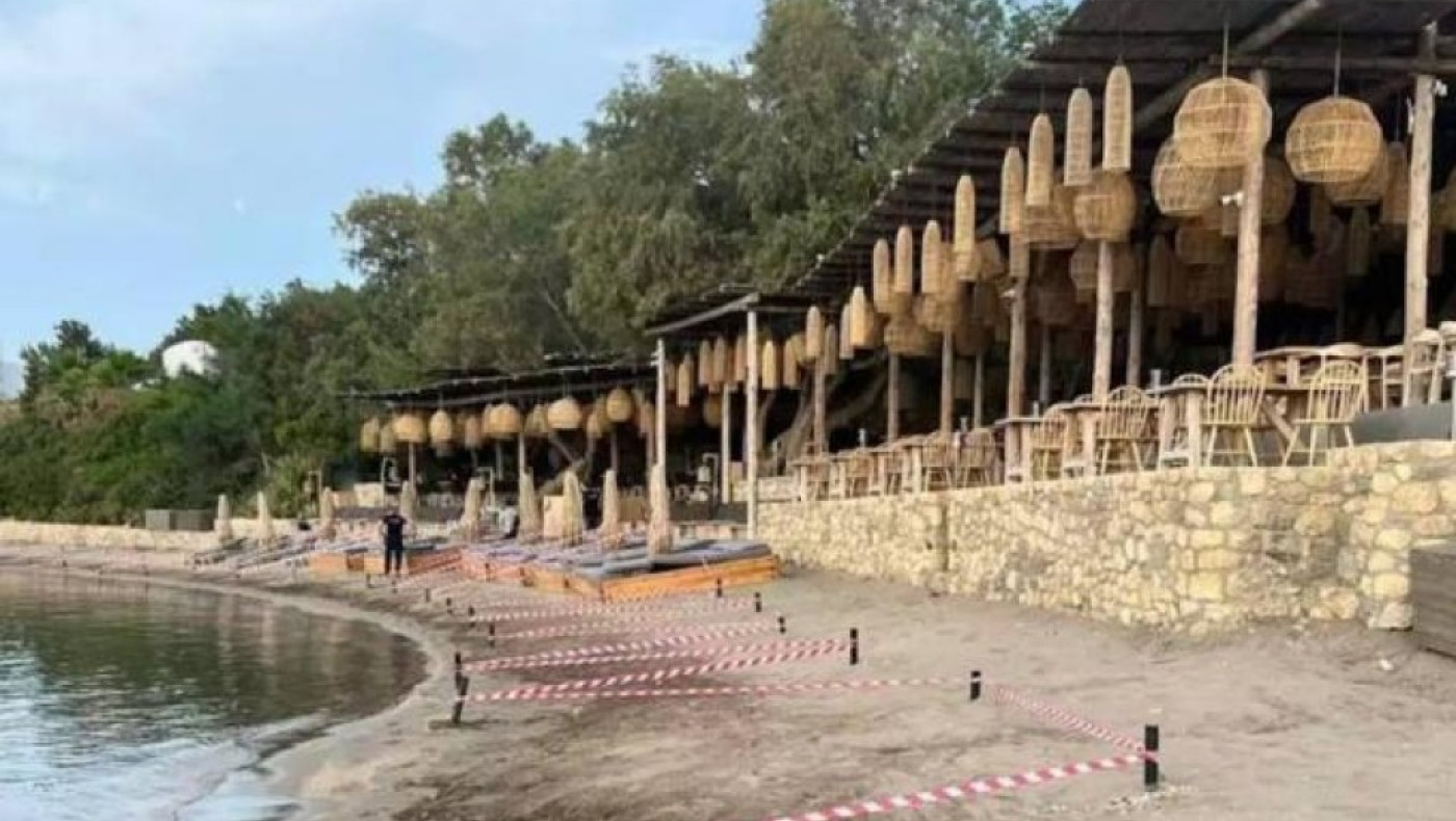 Ρόδος: Πρόστιμο και αυτόφωρο για παράνομες ξαπλώστρες στη θάλασσα