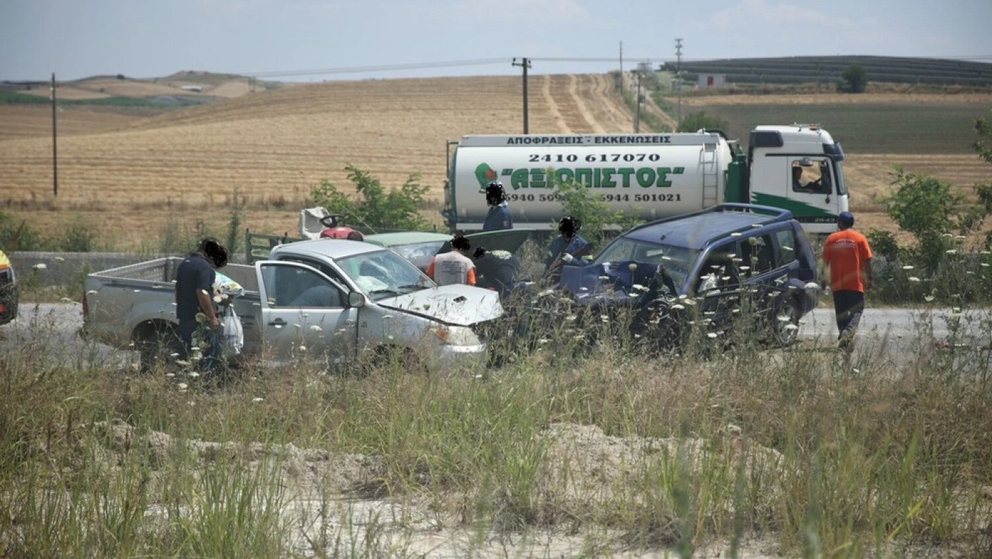 Λάρισα: Τρομακτική σύγκρουση τεσσάρων οχημάτων-Τρεις τραυματίες (pics)