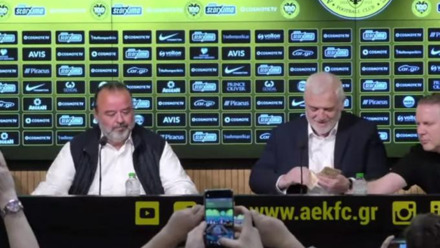 Ο Δημήτρης Μελισσανίδης έβγαλε πάκο με 50άρικα πριν το «αντίο» του από την ΑΕΚ!