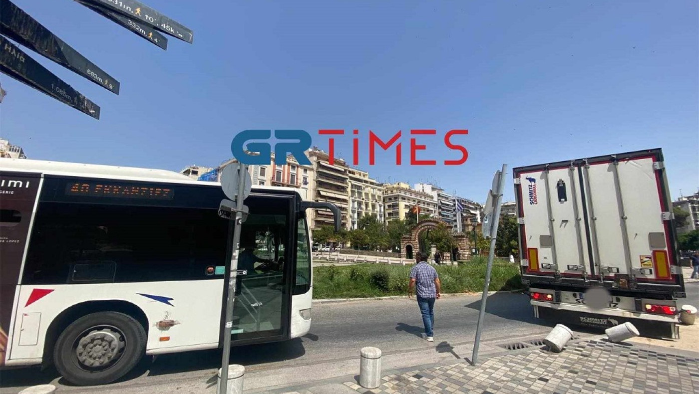 Θεσσαλονίκη: Σέρβος «δίπλωσε» νταλίκα και διέλυσε την Πλατεία Αγίας Σοφίας!