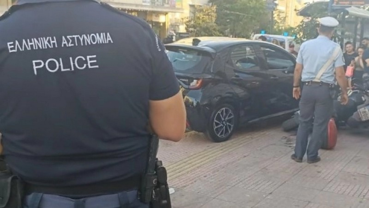 Τροχαίο-σοκ στην Κηφισίας: ΙΧ καβάλησε το πεζοδρόμιο και παρέσυρε πεζούς (vid)