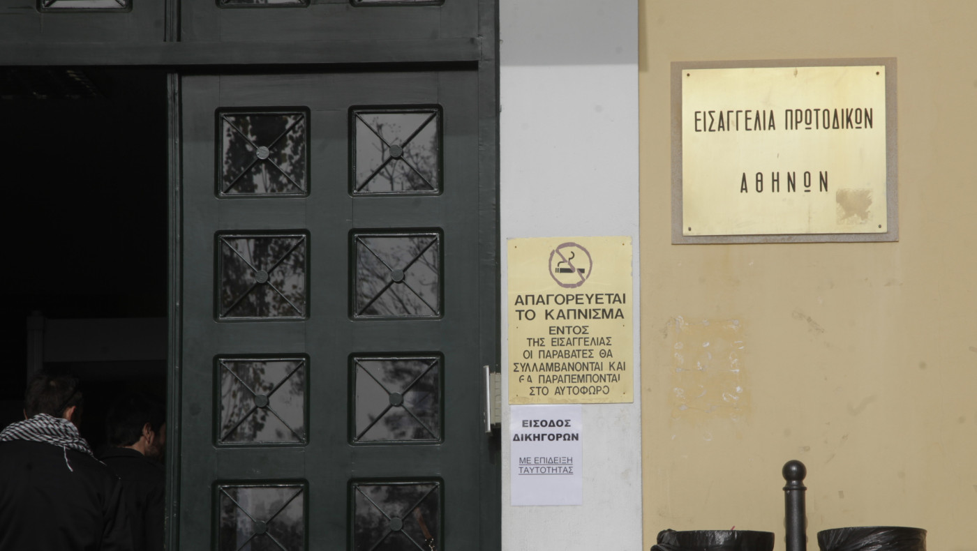 Κακουργηματική δίωξη σε πασίγνωστο δικηγόρο για τον ξυλοδαρμό της συζύγου του