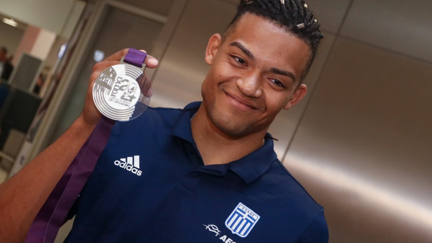 Επέστρεψε στην Ελλάδα ο Καραλής με το ασημένιο - Τι του είπε η Σακοράφα