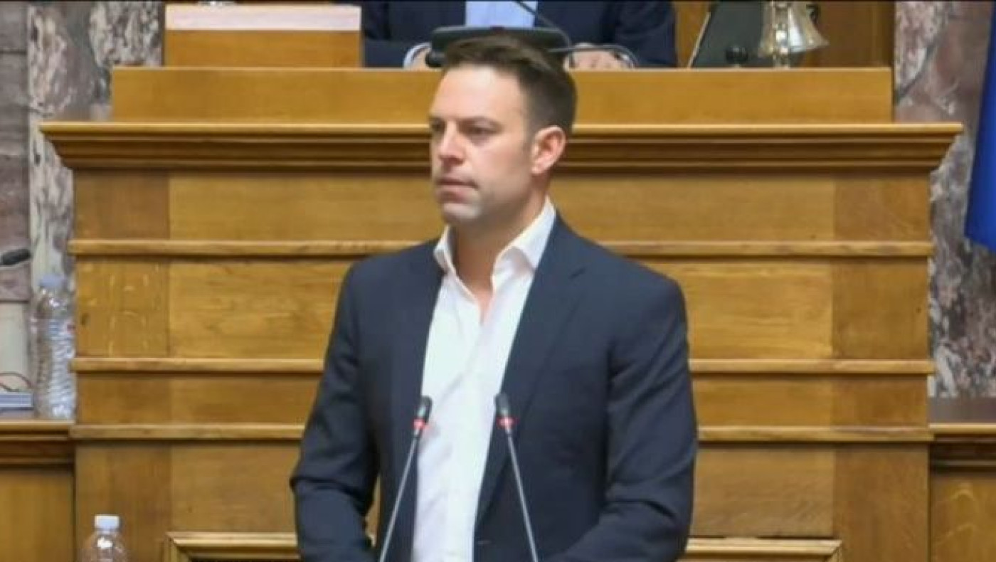 Στέφανος Κασσελάκης: Το... ατύχημα με το νερό στη Βουλή και τα γέλια Φάμελλου (vid)