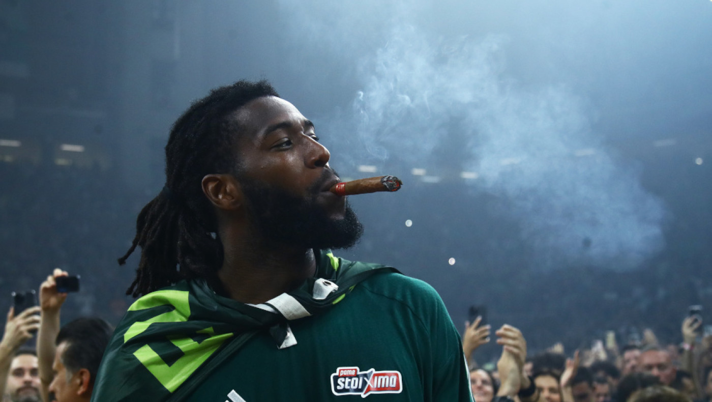 Ο Ματίας Λεσόρ χαλαρώνει στην πισίνα ακούγοντας... «Μέχρι τέλους»! (vid)