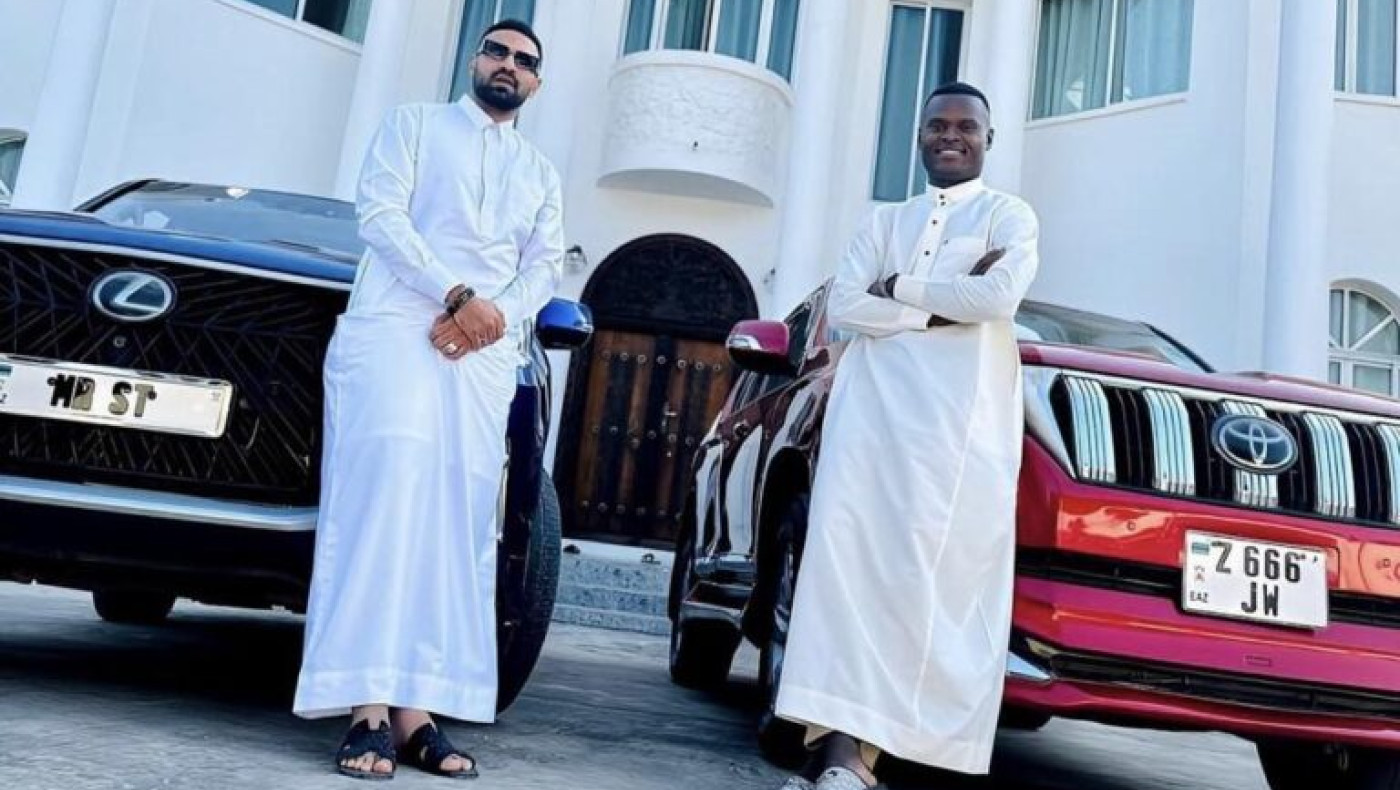 Σαμάτα: Απολαμβάνει τις διακοπές του φορώντας κελεμπία και παντόφλες (pic)