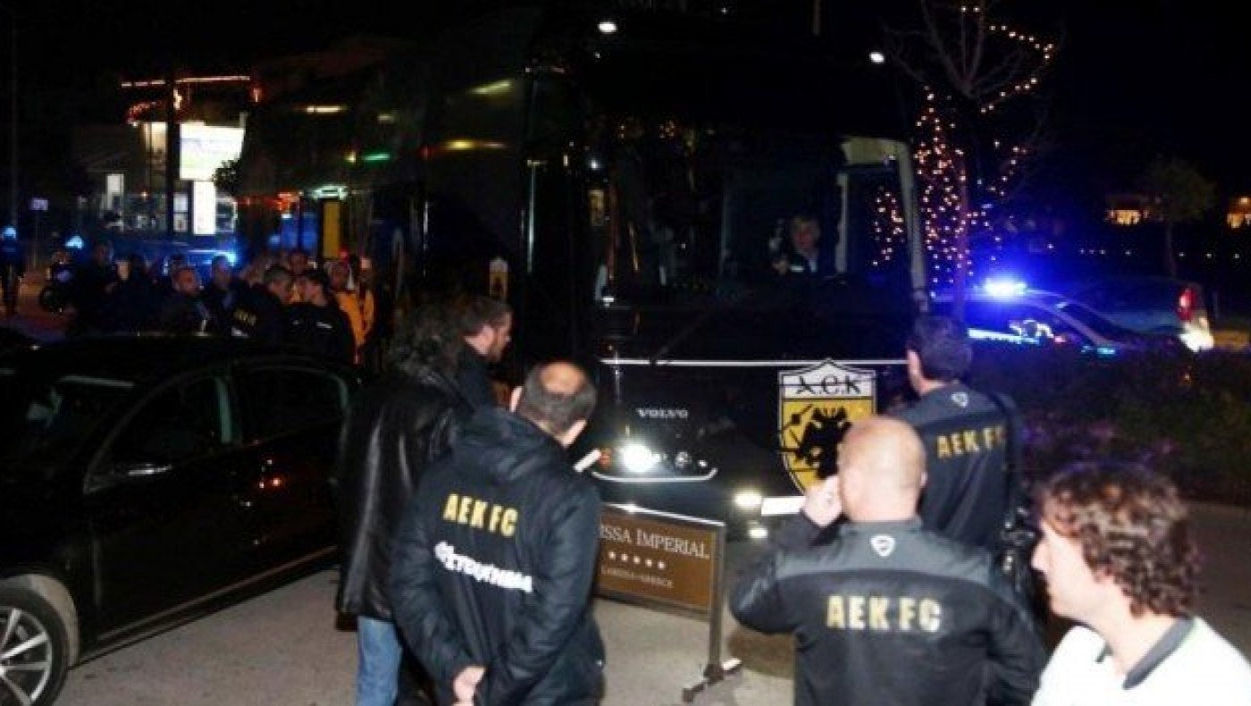 Εξαγριωμένοι οι οπαδοί της ΑΕΚ: «Αν δεν πάτε τελικό, θα φάτε ξύλο»