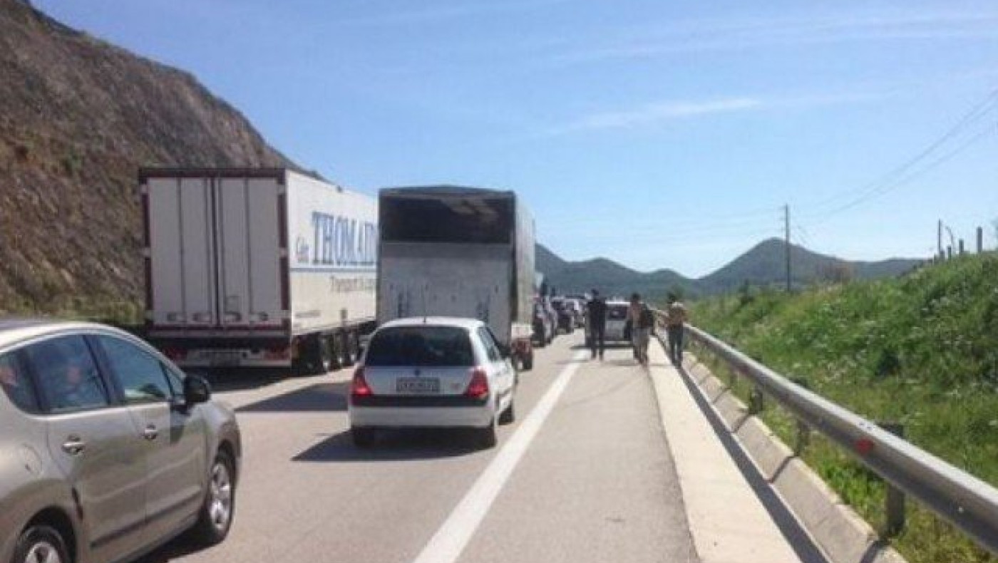 Απίστευτο: Οπαδοί της ΑΕΛ έκλεισαν την Εγνατία ...