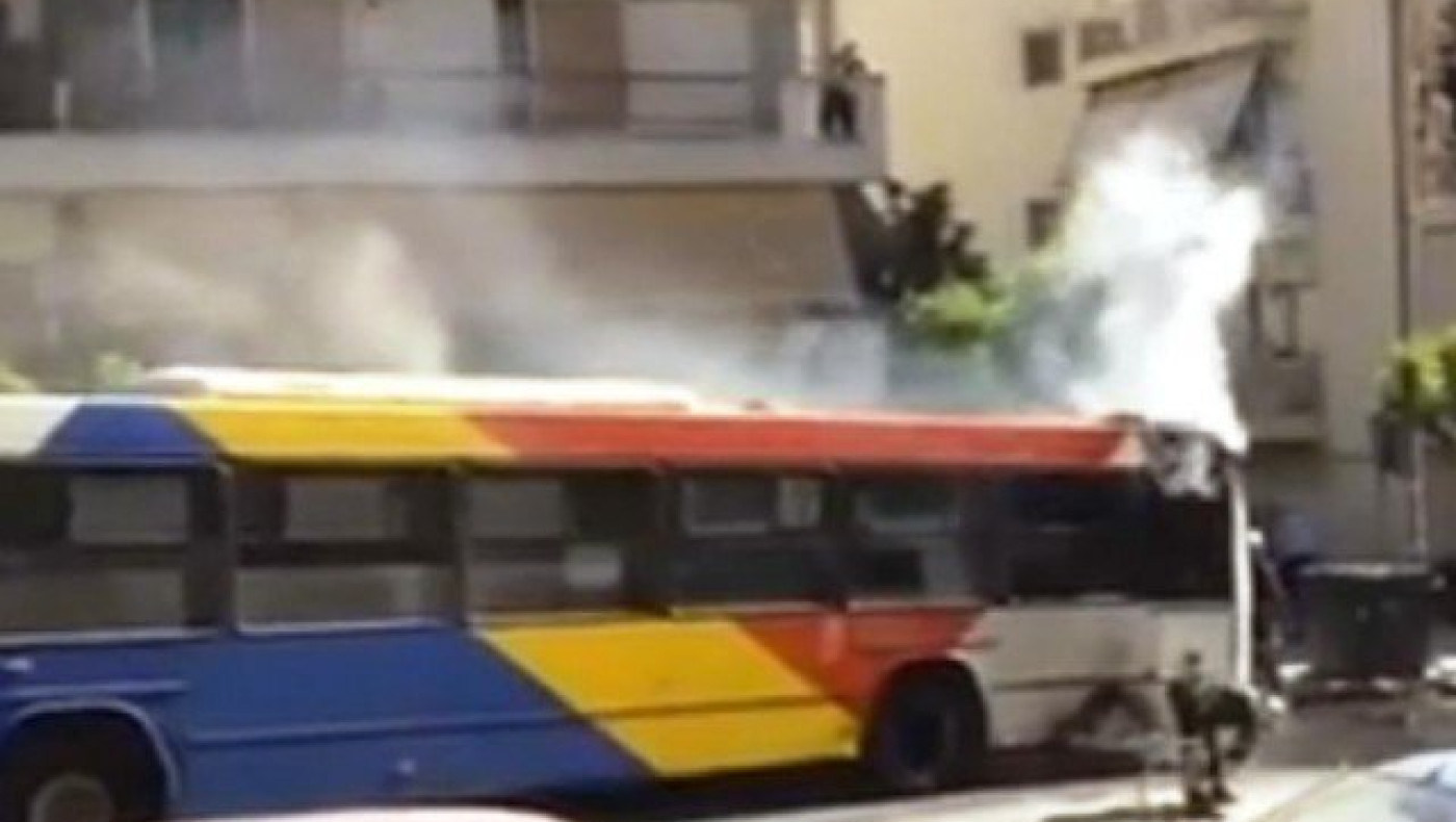 Θεσσαλονίκη: Φωτιά σε λεωφορείο του ΟΑΣΘ στις Συκιές (ΒΙΝΤΕΟ)