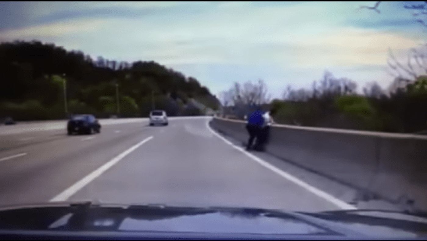 Αστυνομικός σταμάτησε άνδρα λίγο πριν «βουτήξει» από γέφυρα (video)