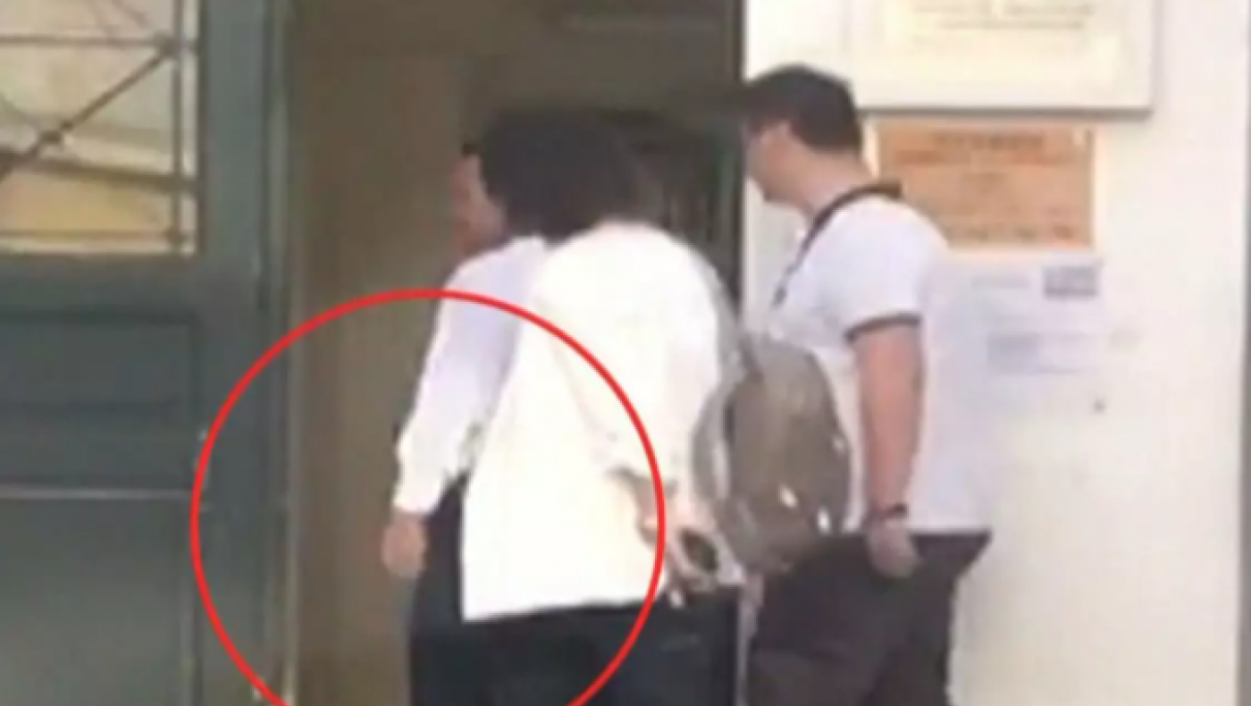 Σάλος με τον Απόστολο Λύτρα που προσποιήθηκε ότι φορούσε χειροπέδες