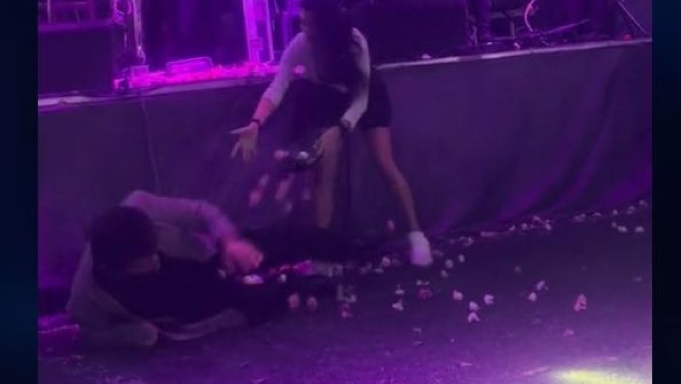 Βασίλης Τερλέγκας: Το ατύχημα που είχε on stage-Σκόνταψε και έπεσε από τη σκηνή (vid)