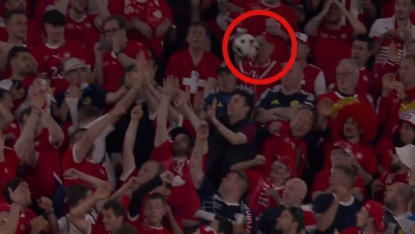 EURO 2024-Συμβαίνουν κι αυτά: Οπαδός έφαγε την μπάλα στη μάπα! Δείτε το video