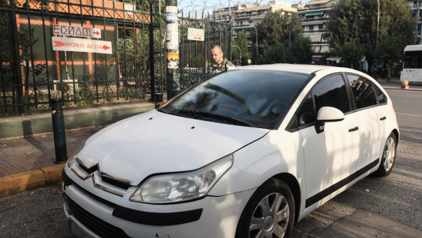 Από νωρίς στην Ευελπίδων ο γνωστός ποινικολόγος