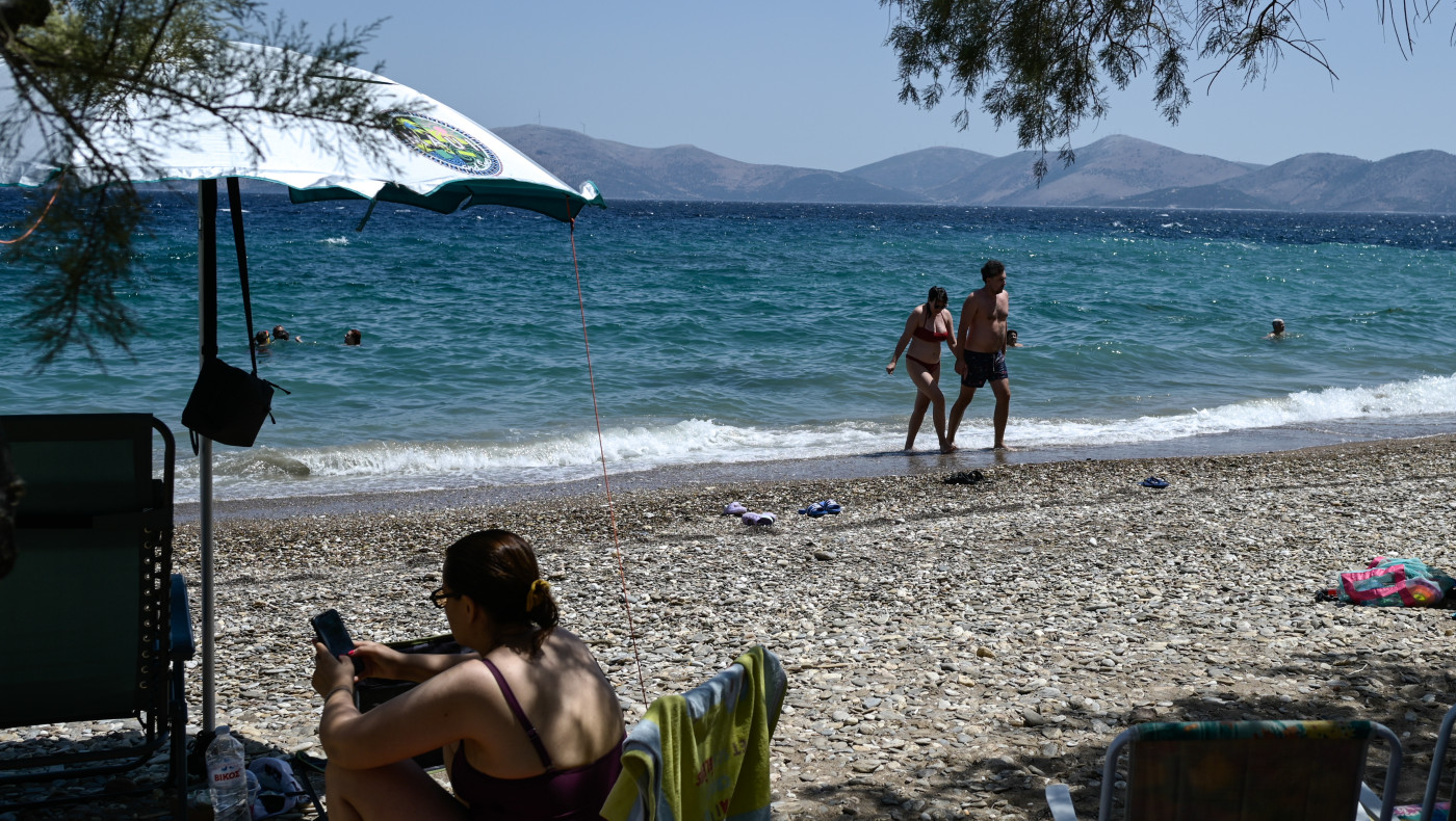 «Βούλιαξαν» από λουόμενους οι παραλίες σε Χαλκιδική και Αττική