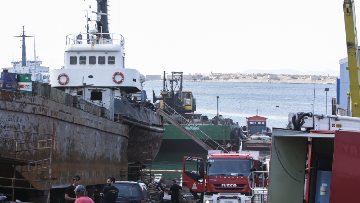 Φωτιά σε φορτηγό-πλοίο στη Δραπετσώνα