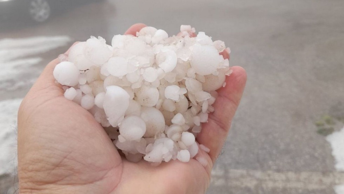 «Άσπρισαν» από το χαλάζι τα ορεινά Τρικάλων