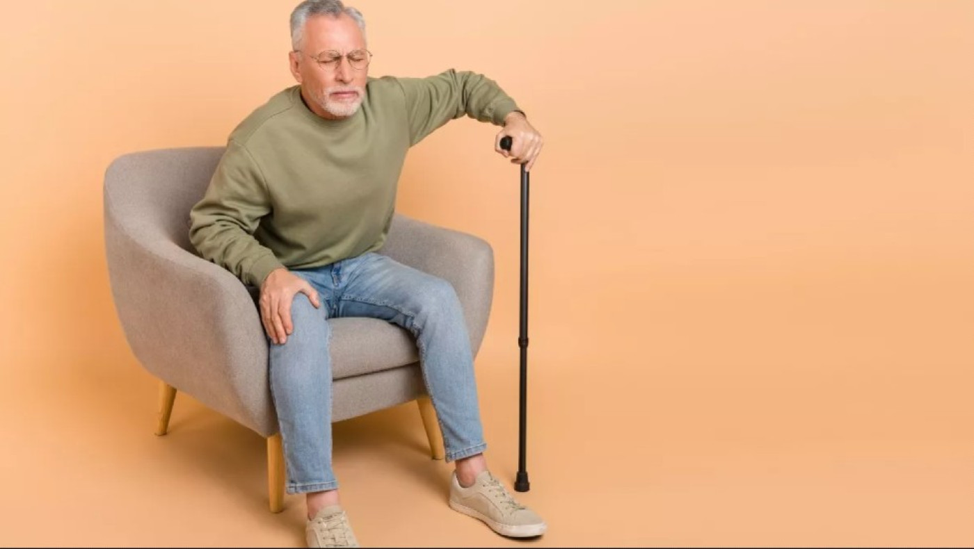 Ο λόγος που οι 50αρηδες νιώθουν μεγαλύτεροι: Αυτός ο πόνος είναι που «γερνάει» κατά 12 χρόνια