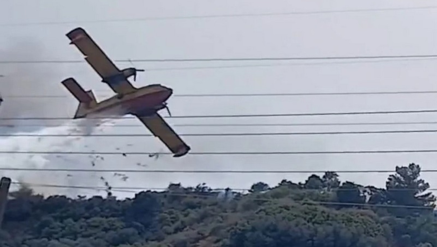 Φωτιά στη Ναυπακτία: Παρ' ολίγον τραγωδία με Canadair που προσέκρουσε σε δέντρο (vid)