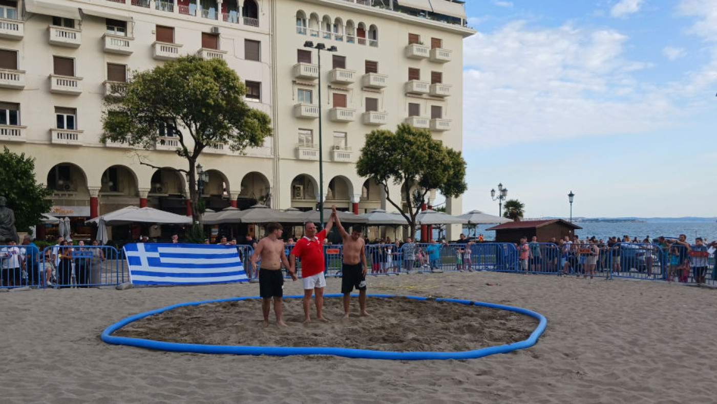 Πάλη στην άμμο: Με επιτυχία το πανελλήνιο τουρνουά στην πλατεία Αριστοτέλους