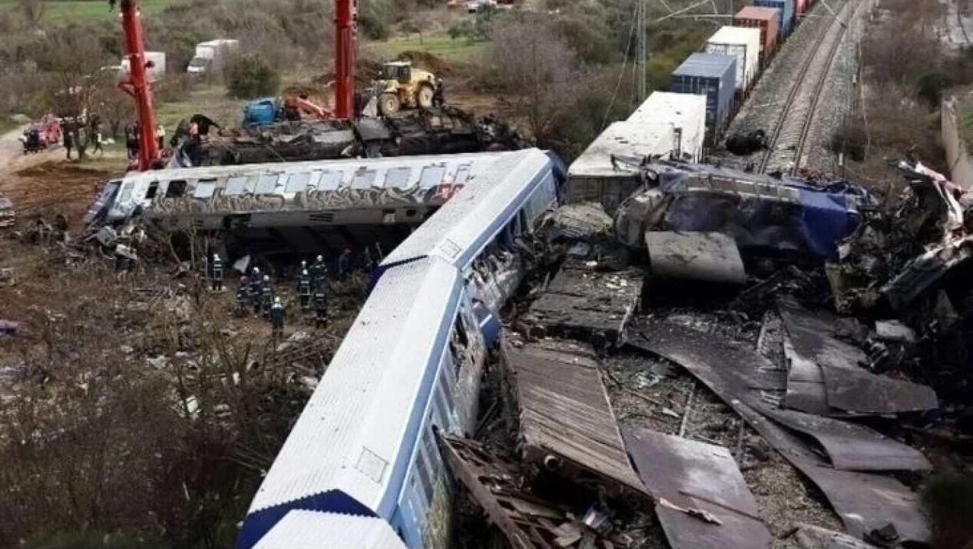 Τραγωδία στα Τέμπη: «Η ανάφλεξη υδρογονανθράκων συνέβαλε στους θανάτους...»