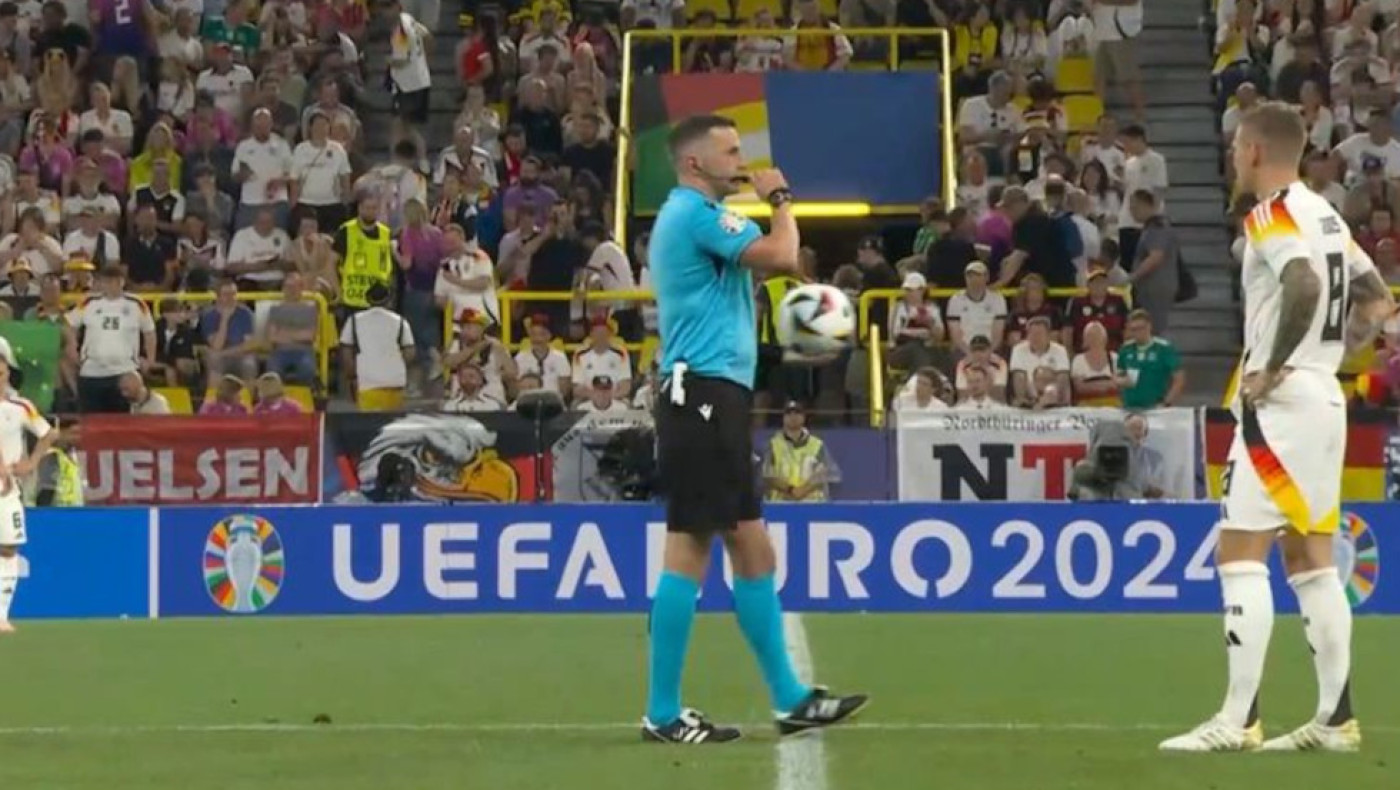 Euro 2024: Άντρας ανέβηκε στην οροφή του γηπέδου στο ημίχρονο Γερμανία-Δανία