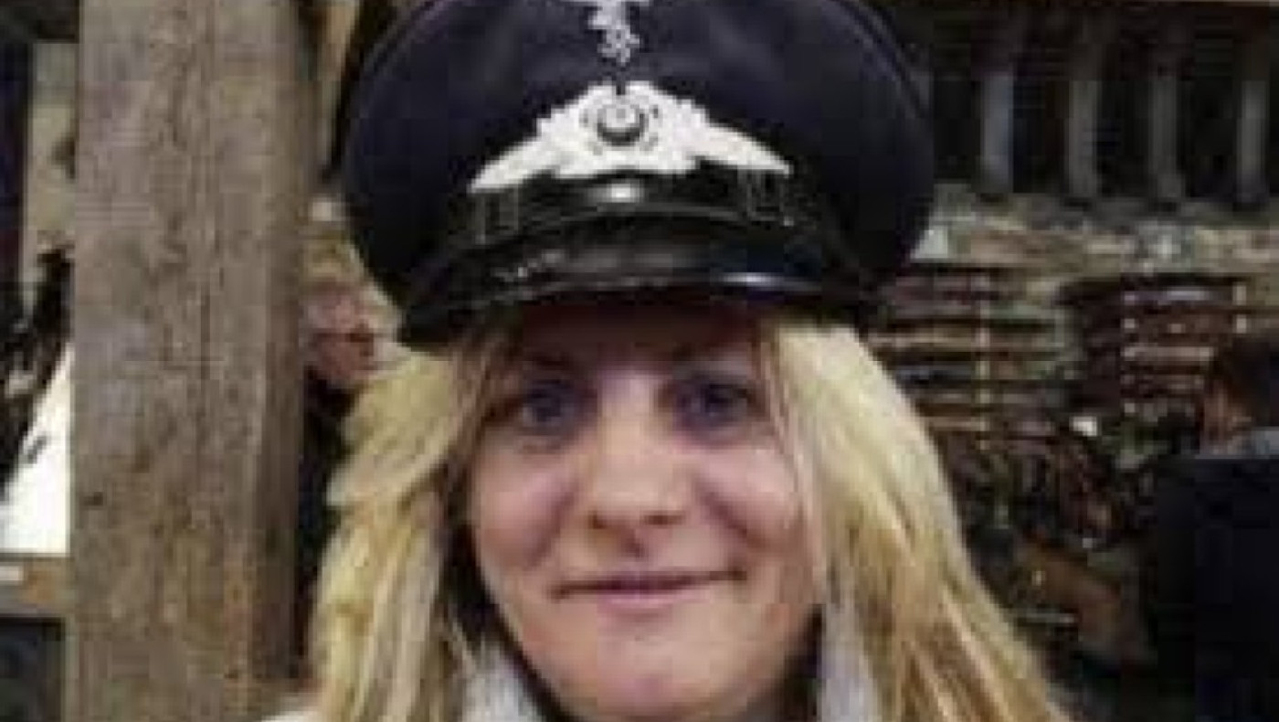 Σάλος στη Γαλλία: Υποψήφια της Λεπέν πόζαρε με ναζιστικό πηλήκιο