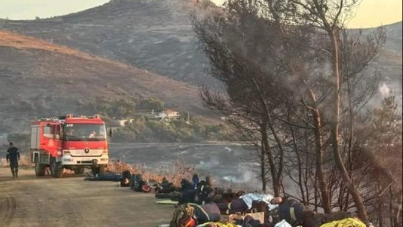 Κερατέα: Συγκλονιστική εικόνα με πυροσβέστες να ξαπλώνουν για να ξεκουρατούν