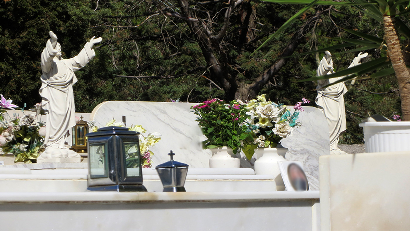 Νεκροταφείο Καλαμάτας: Έκλεψαν χρυσά δόντια και μεταλλική βαλβίδα καρδιάς από πτώμα (vid)