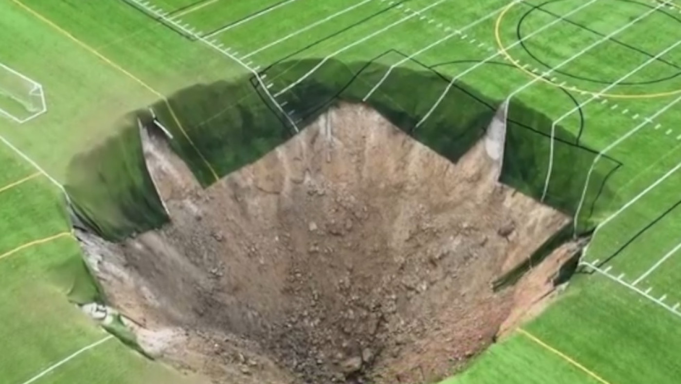 Απίστευτο βίντεο: Η γη «καταπίνει» γήπεδο ποδοσφαίρου!