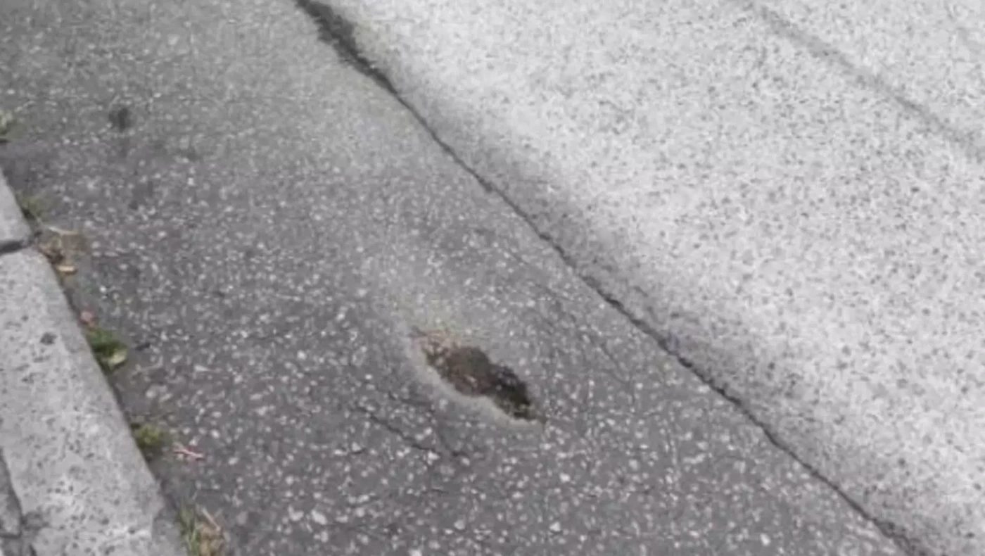 Θεσσαλονίκη: Γυναίκα έσπασε το πόδι της, όταν ξαφνικά άνοιξε τρύπα στον δρόμο