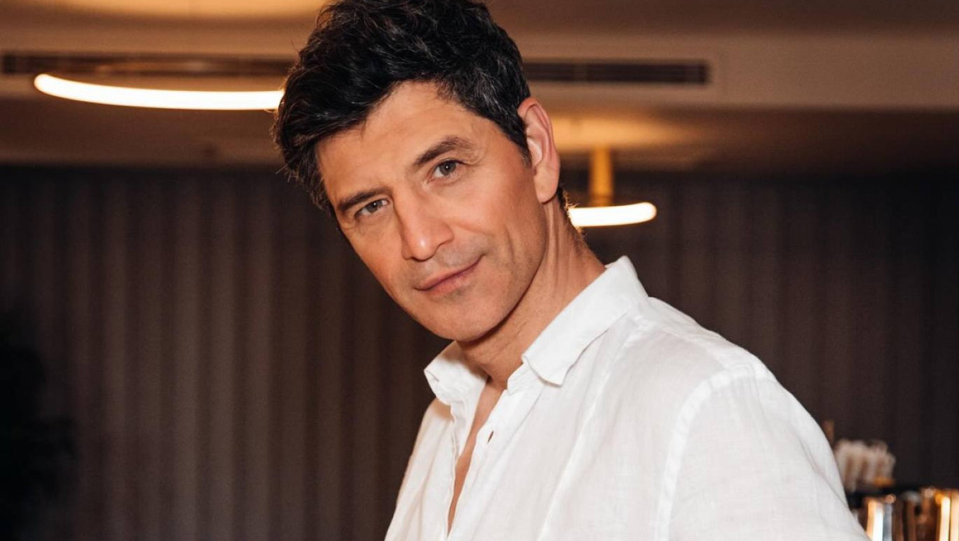 Σάκης Ρουβάς: Κάνει ζέσταμα φωνής και αυτοτρολάρεται