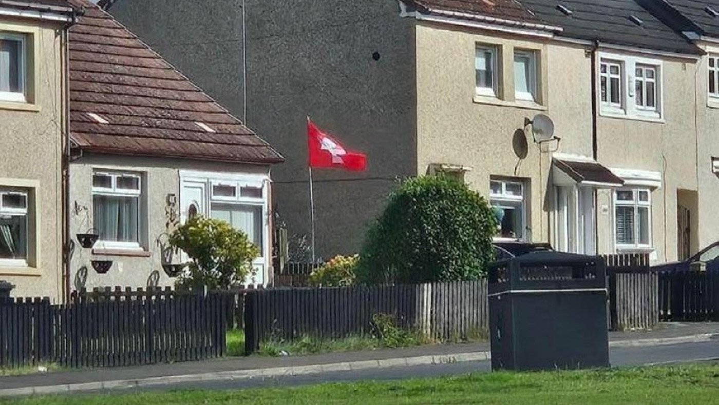 Ιρλανδός κρεμά στο σπίτι του σημαίες των αντίπαλων ομάδων της Αγγλίας!
