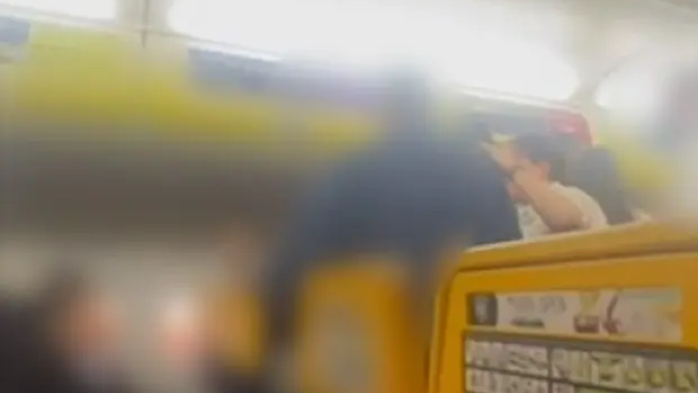 Χαμός σε﻿﻿ ύψος 30.000 ποδιών﻿ που οδήγησε σε... αναγκαστική προσγείωση!