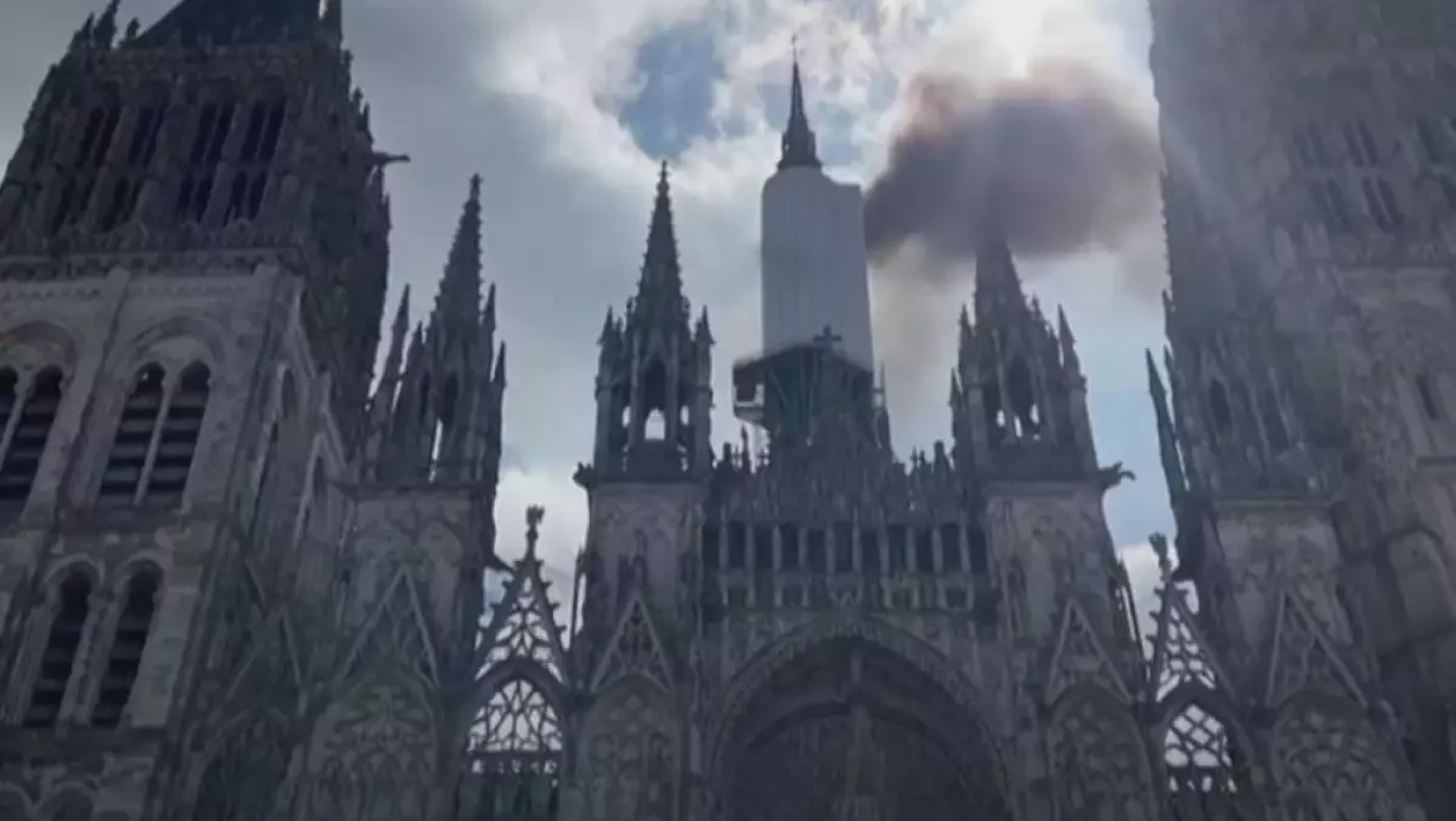 Γαλλία: Φωτιά στον ιστορικό καθεδρικό ναό της πόλης Ρουέν