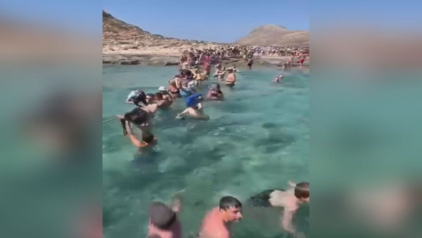 Μπάλος: Επανατοποθετήθηκε η εξέδρα μετά τη χθεσινή κοσμοσυρροή