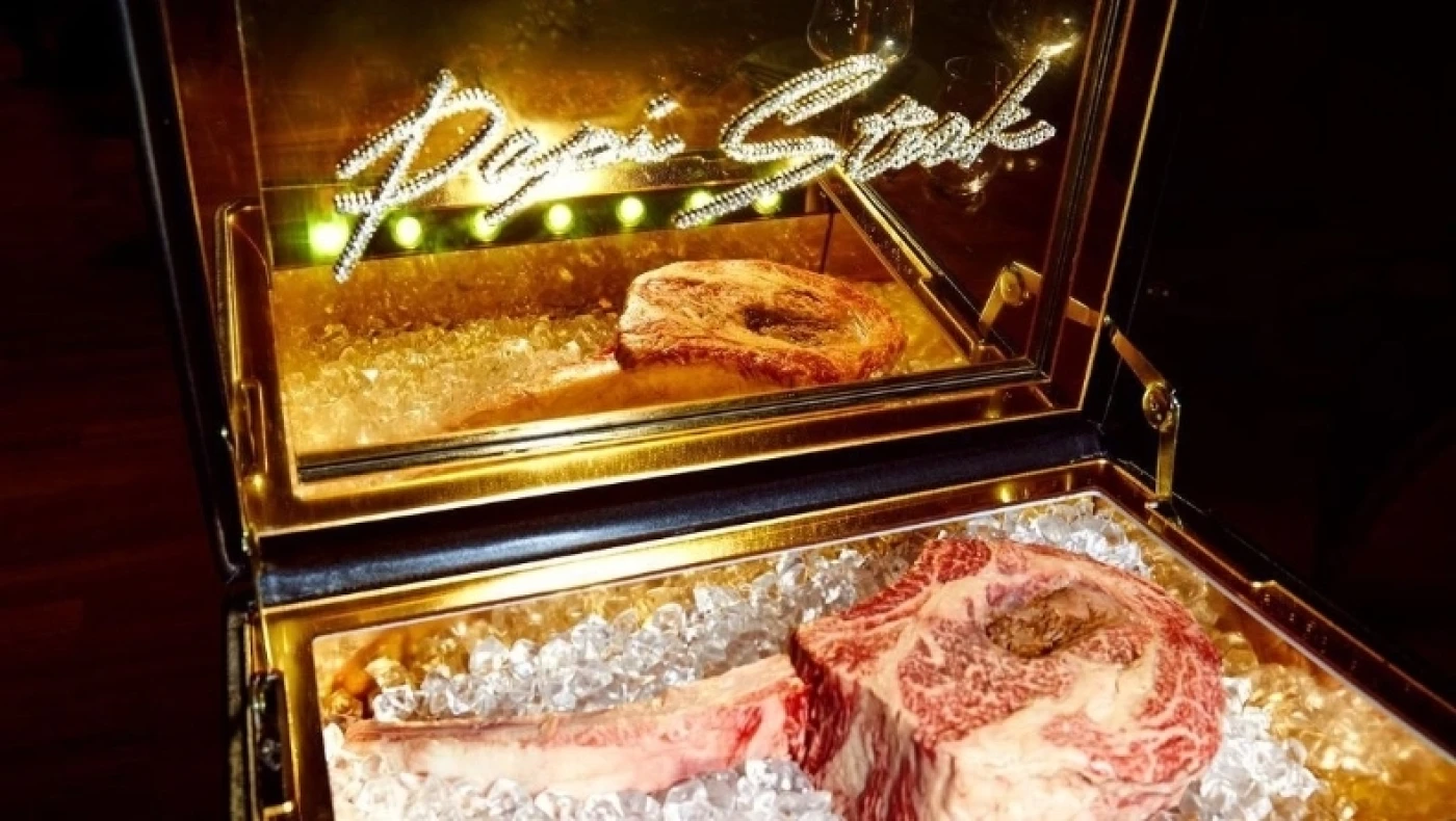 Σερβίρουν μπριζόλα αξίας 900 ευρώ μέσα σε βαλίτσα στο Λας Βέγκας (vid)