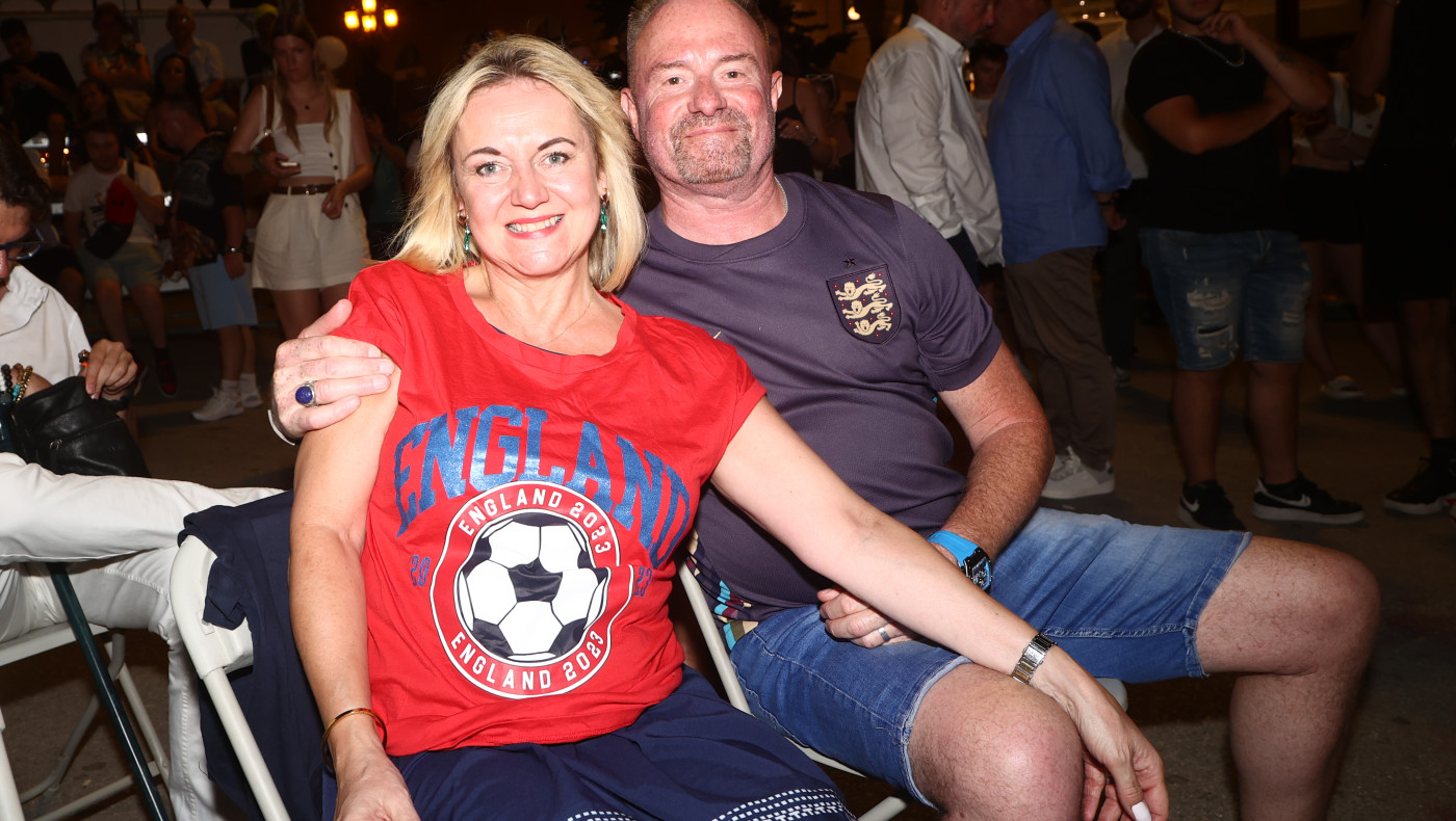 Οπαδοί της Αγγλίας και της Ισπανίας παρακολουθούν τον τελικό του Euro στην εκδήλωση του Metropolis 95.5 στην Αριστοτέλους