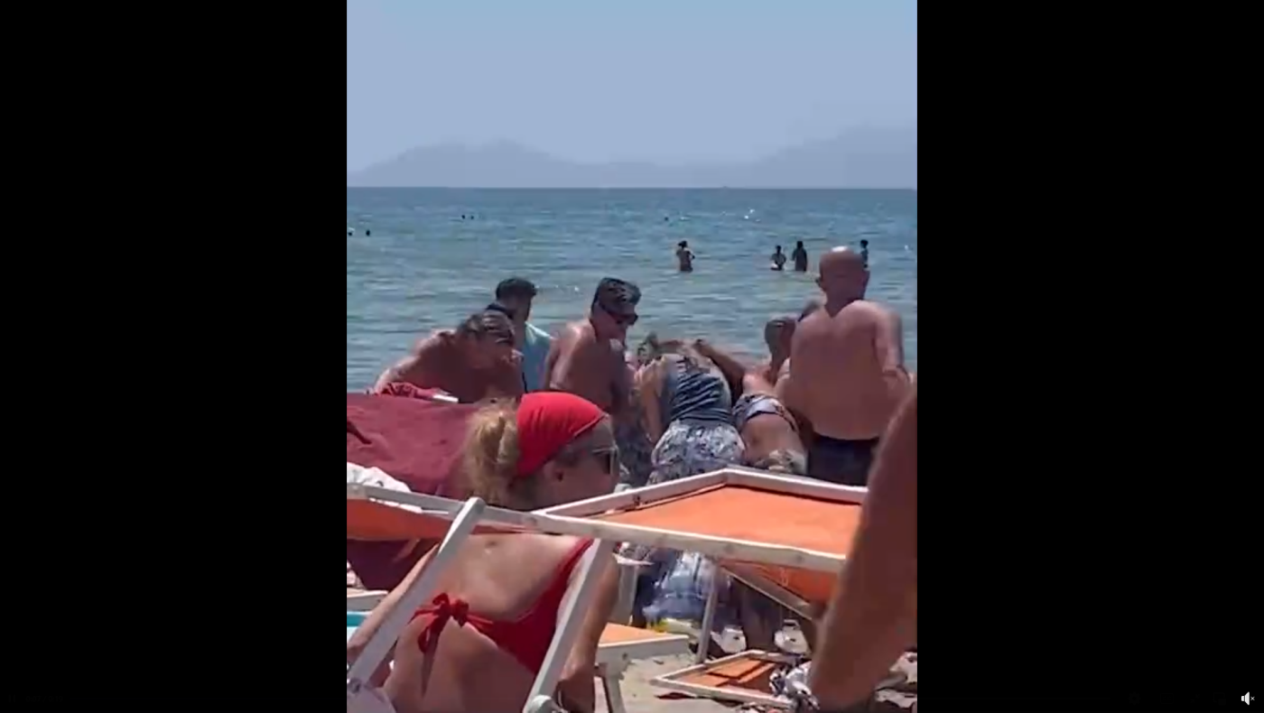 Το «έλα να δεις» με μαλλιοτράβηγμα σε παραλία για μια... ξαπλώστρα!