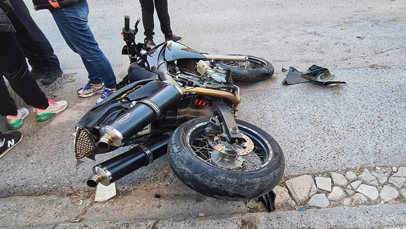 Θεσσαλονίκη: Πτώσεις τριών μοτοσικλετών στο Δερβένι- Δύο τραυματίες, κάηκε μια μηχανή