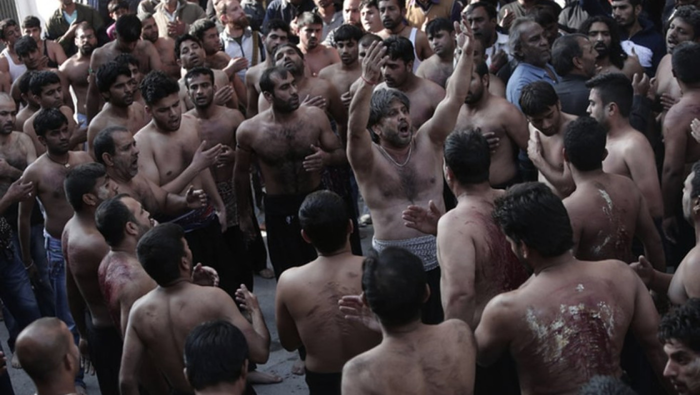 ΣΚΛΗΡΕΣ ΕΙΚΟΝΕΣ - Σιίτες μουσουλμάνοι αναβίωσαν στον Πειραιά το έθιμο του αυτομαστιγώματος (vid)