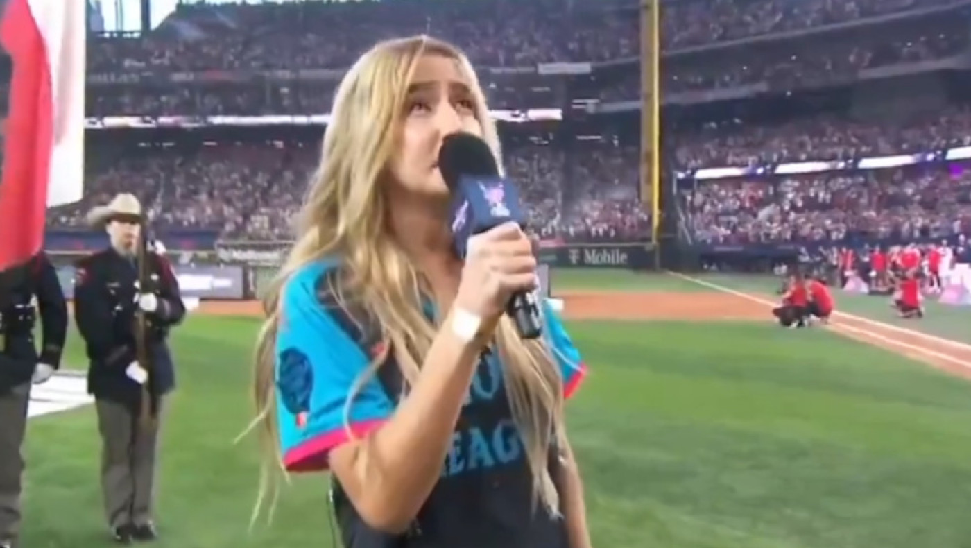 Η Αμερικανίδα τραγουδίστρια που «εκτέλεσε» τον εθνικό ύμνο ισχυρίζεται ότι ήταν μεθυσμένη