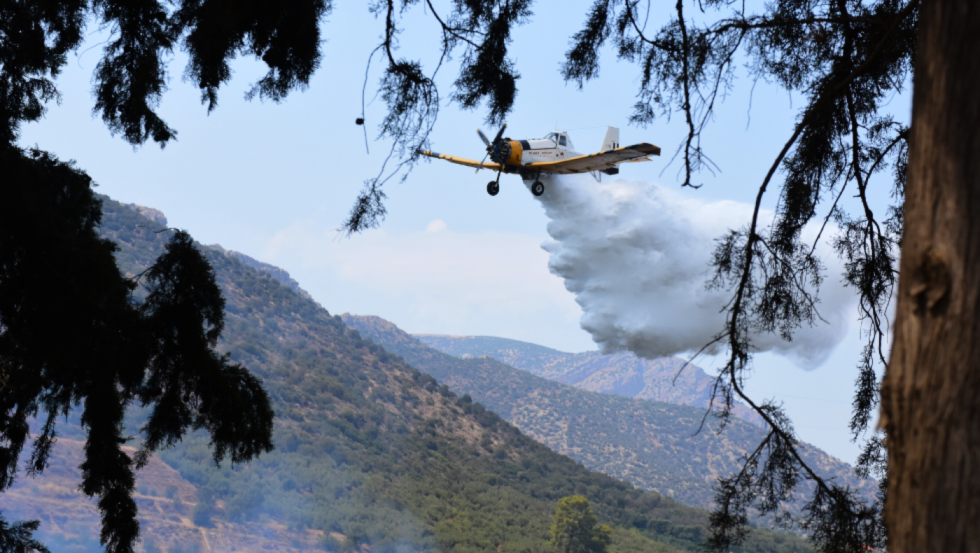 «Παλεύει» με τις φλόγες και το Φαλακρό Όρος- Επιχειρούν ελικόπτερα και αεροσκάφη
