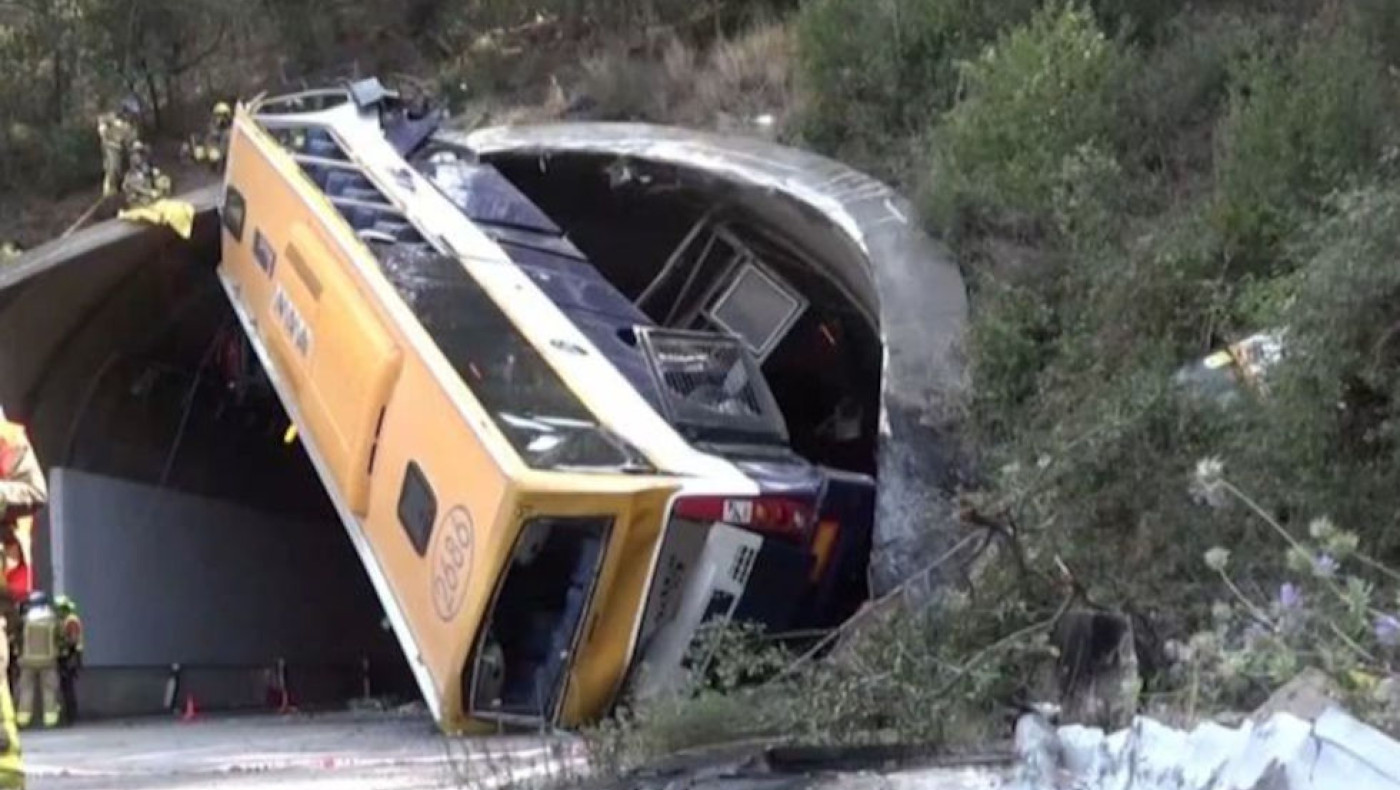 Ισπανία: Λεωφορείο ανατράπηκε και καρφώθηκε σε είσοδο τούνελ-Δείτε VIDEO
